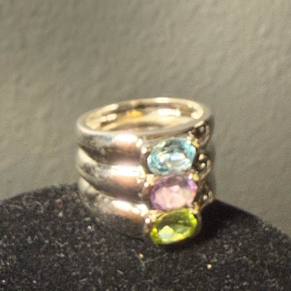 Elegant Silver Ring with Multicolor Gemstones - Picture 6 of 11